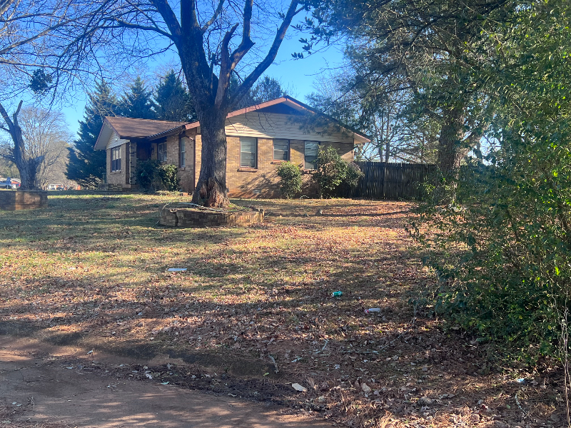 2206 Glen Iris Rd Nw - Photo 2 of 11