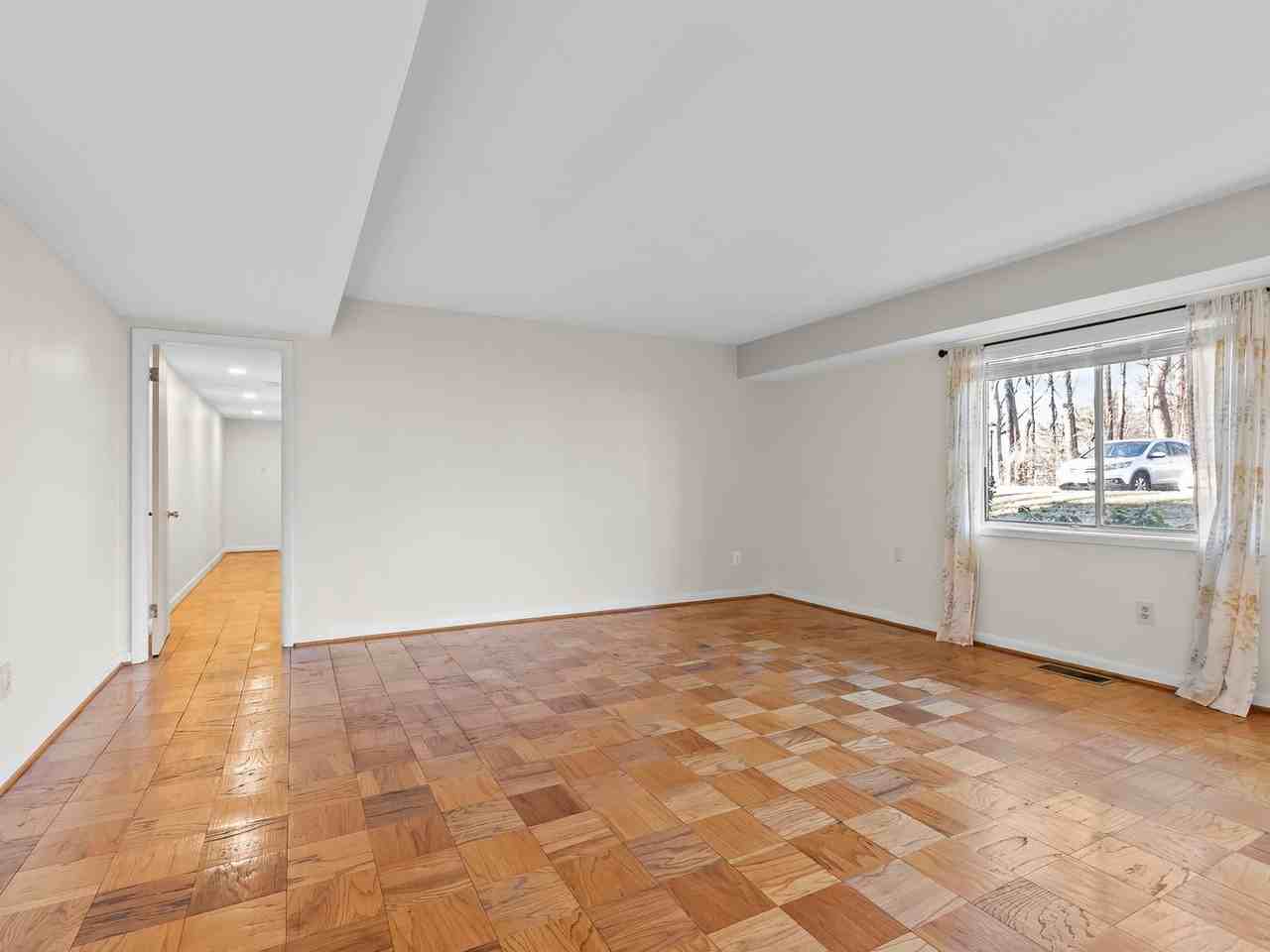 10613 Montrose Ave - Photo 4 of 35