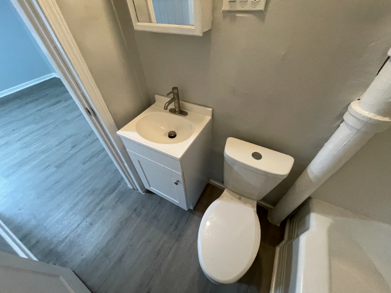 407 W 23rd St - Photo 3 of 20