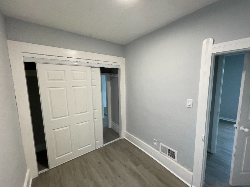 407 W 23rd St - Photo 6 of 20