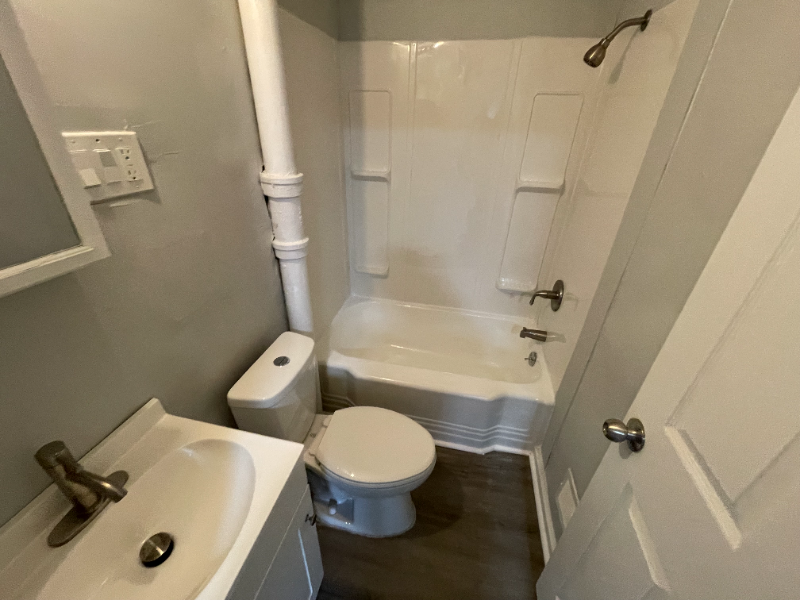 407 W 23rd St - Photo 7 of 20