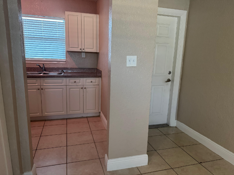 1665 17th Ave N #B - Photo 3 of 11