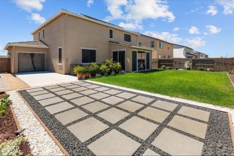 2851 Ski Beach St - Photo 3 of 20