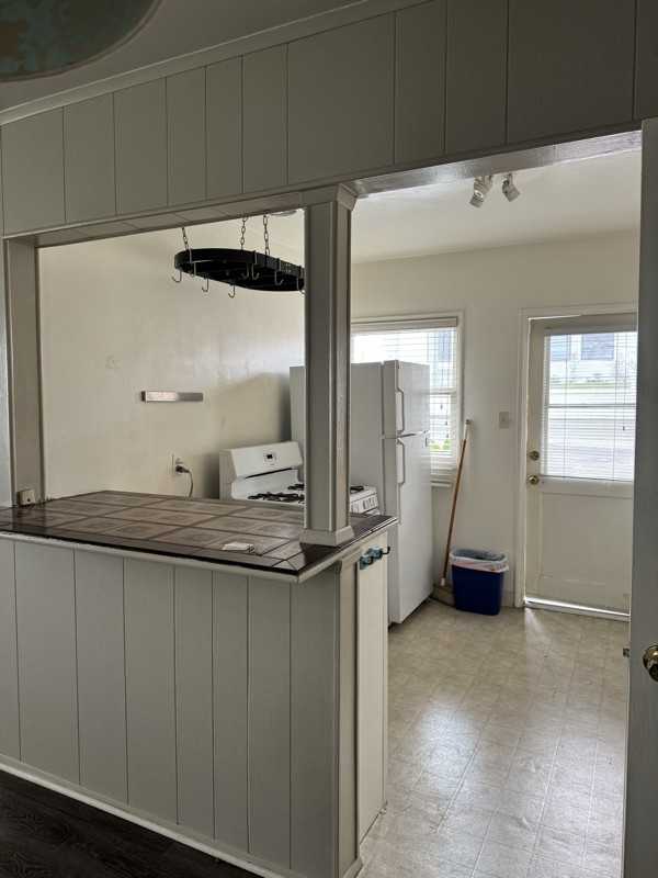 601 Anderson St - Photo 6 of 14