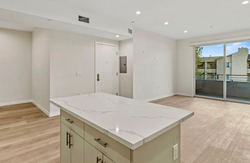 423 Oak St #301 - Photo 3 of 21