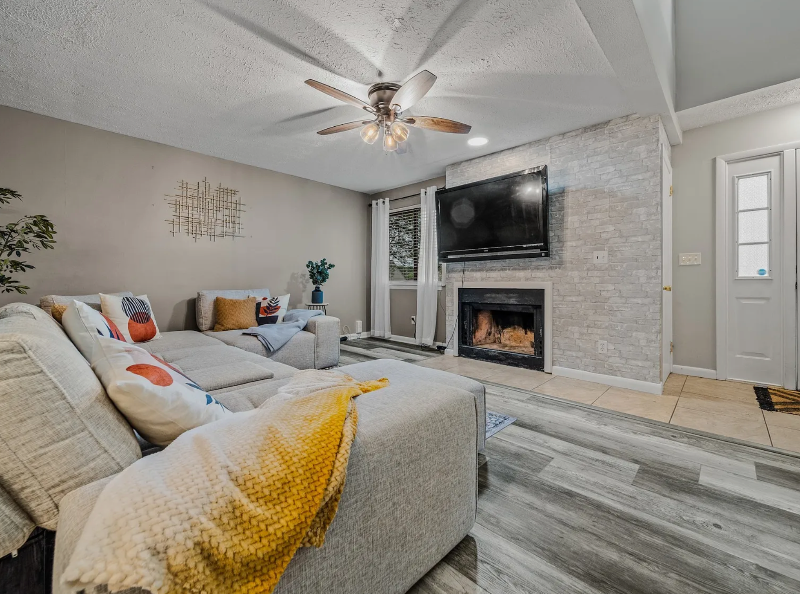 301 Deerpoint Dr - Photo 4 of 20