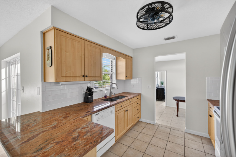 8195 Coachlight Cir - Photo 7 of 20