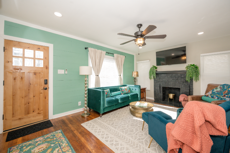 611 W Houston St - Photo 3 of 15