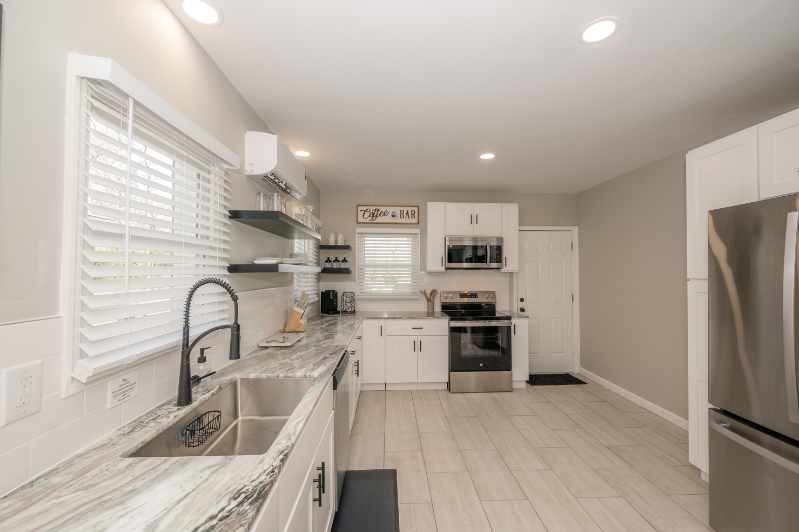 611 W Houston St - Photo 6 of 15