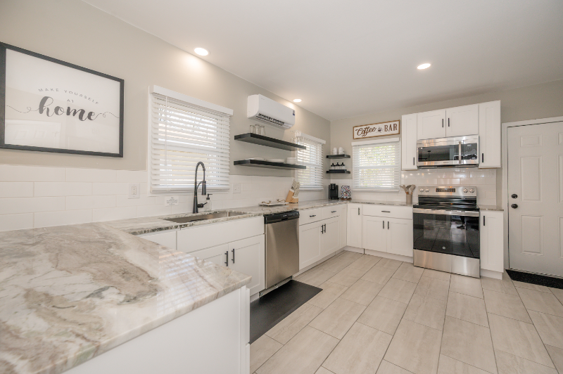 611 W Houston St - Photo 7 of 15