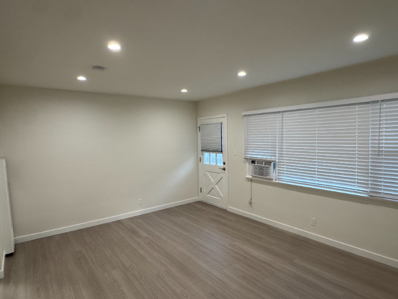 421 E Acacia Ave #B - Photo 4 of 8