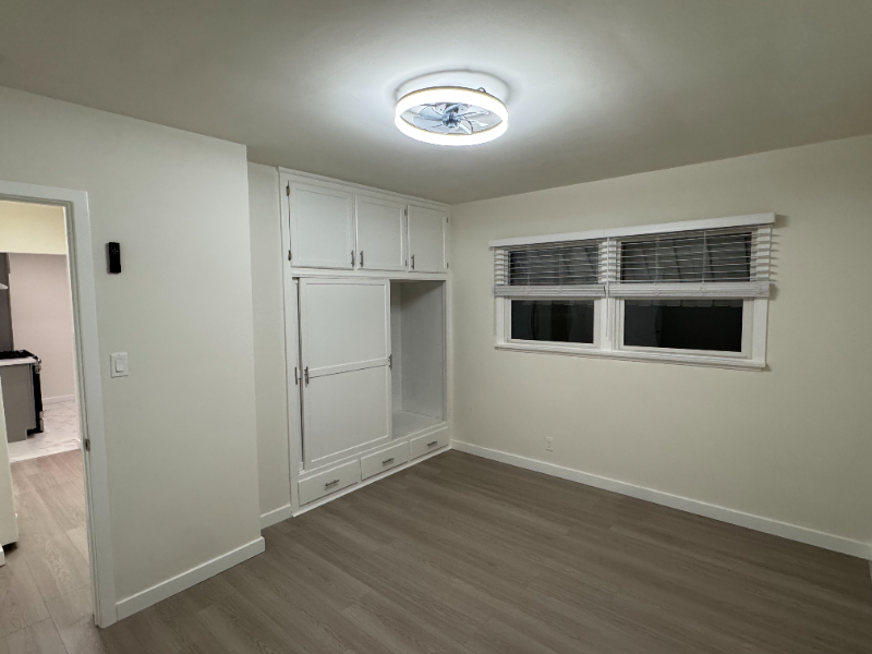 421 E Acacia Ave #B - Photo 6 of 8