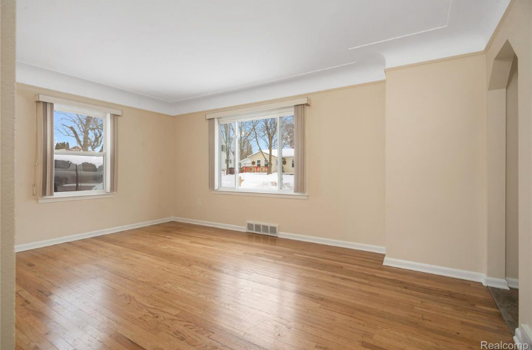 242 Preston Ave - Photo 4 of 20