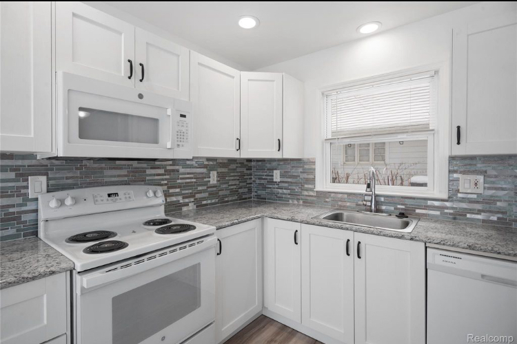 242 Preston Ave - Photo 5 of 20