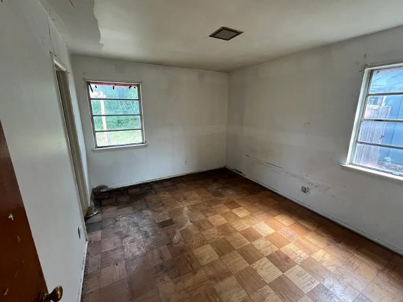 2217 52nd St - Photo 5 of 7