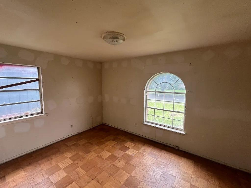 2217 52nd St - Photo 6 of 7