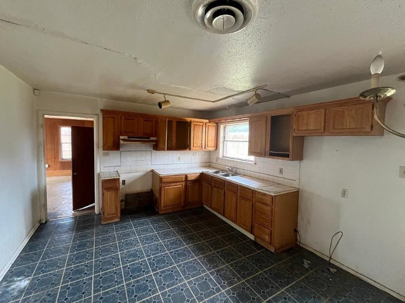 2217 52nd St - Photo 7 of 7