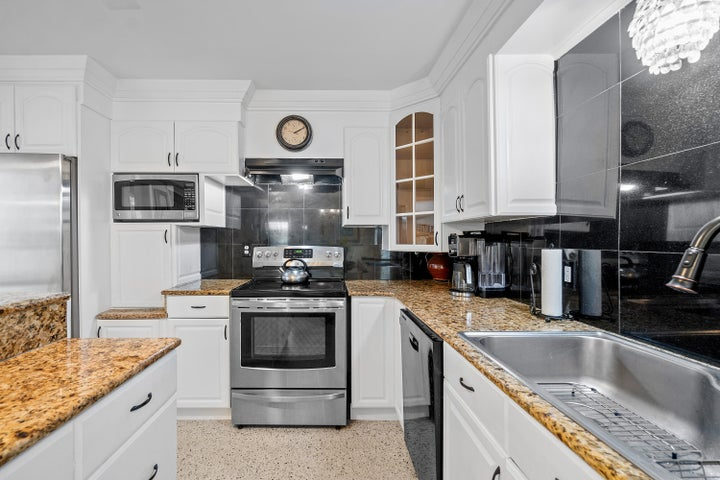 321 Forsyth St - Photo 4 of 9