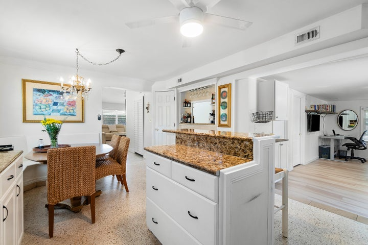 321 Forsyth St - Photo 6 of 9