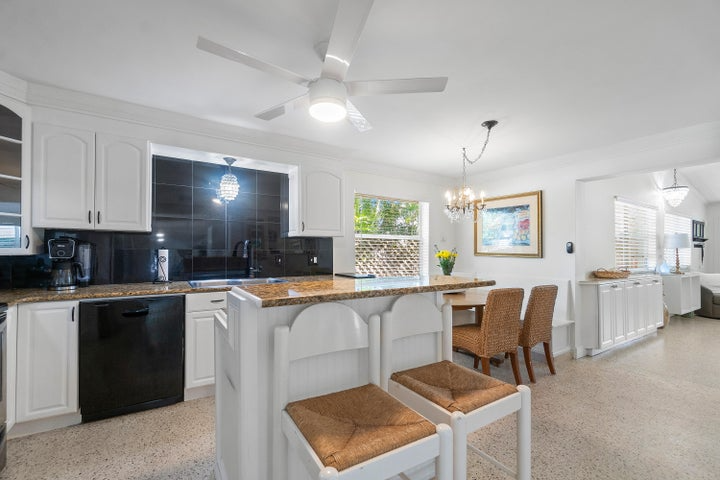 321 Forsyth St - Photo 7 of 9