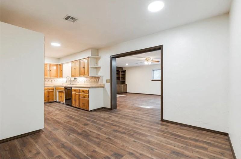 604 Howard Ct - Photo 2 of 5