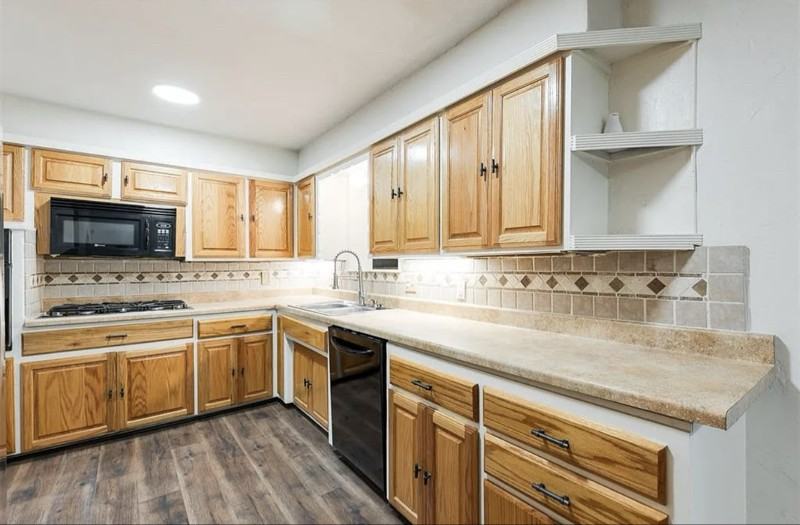 604 Howard Ct - Photo 3 of 5