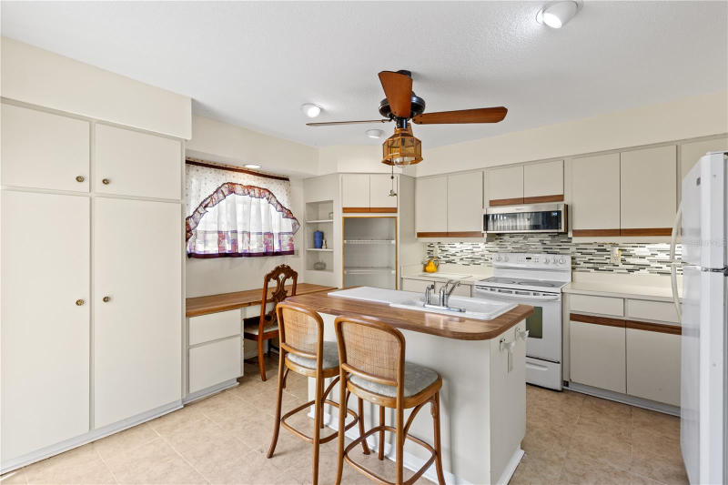 1315 Pine Needle Rd - Photo 3 of 20