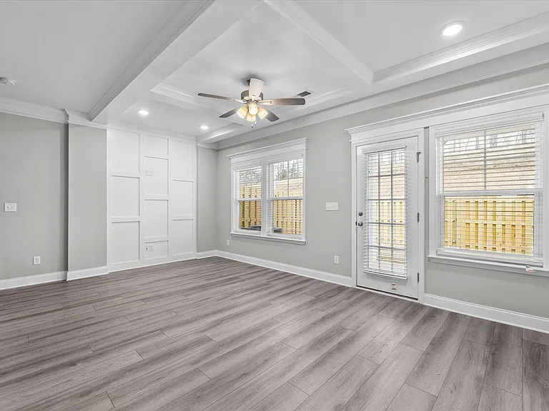 1080 Linsmore Ave - Photo 7 of 20