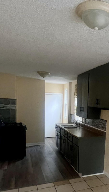 933 Sandusky Ave - Photo 3 of 5