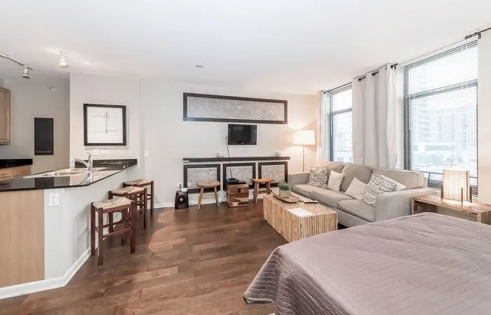 360 N Desplaines St - Photo 2 of 17