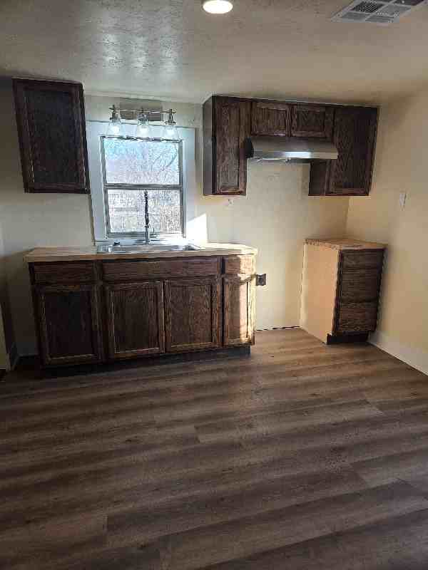 415 W Oakland St - Photo 7 of 9