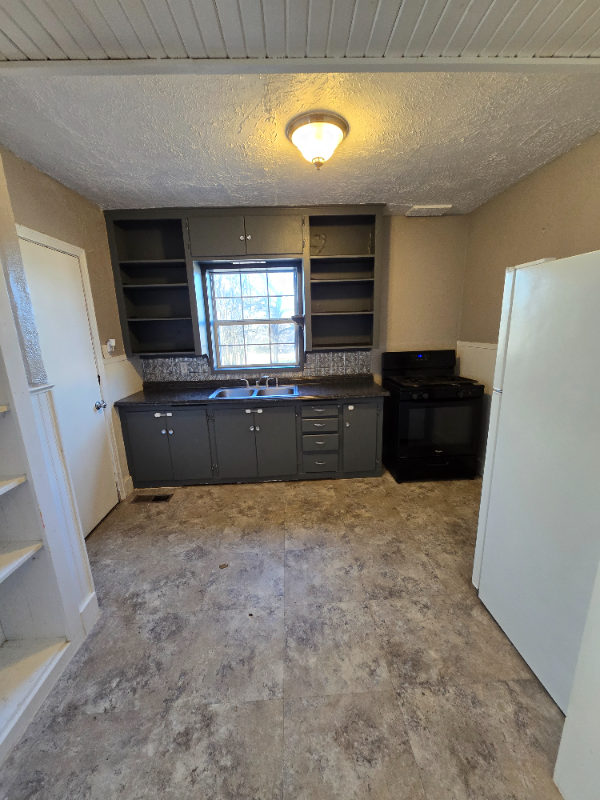 1523 N Barta Ave - Photo 6 of 8