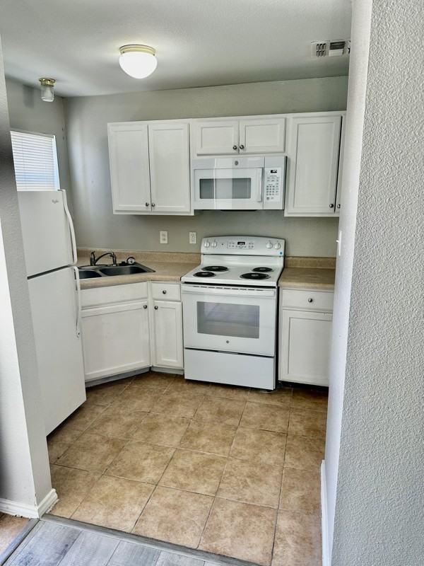 768 Avondale Ave #202 - Photo 3 of 17