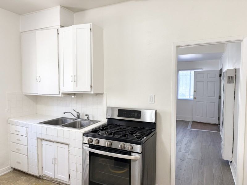 1016 1/2 W 108th St - Photo 3 of 9