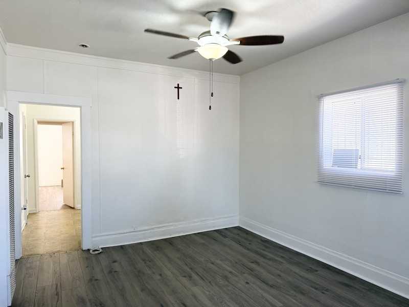 1016 1/2 W 108th St - Photo 7 of 12