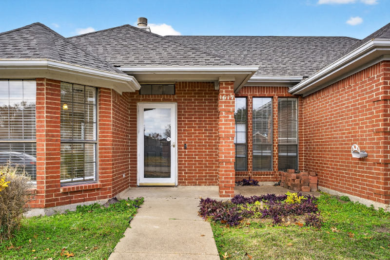 1617 Briargrove Dr - Photo 3 of 9