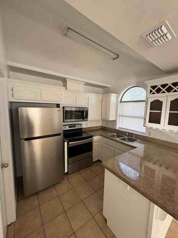 900 S Palm Dr #4 - Photo 5 of 18