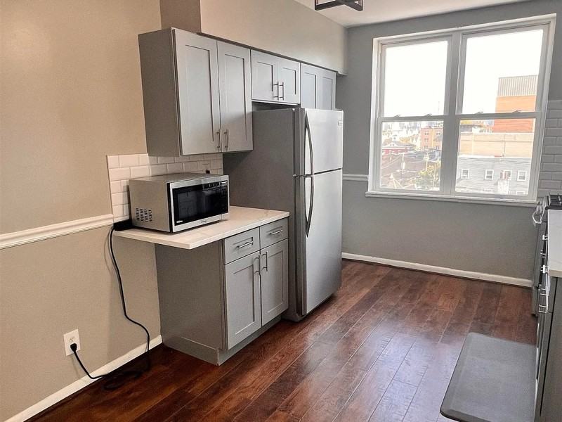 217 44th St - Photo 2 of 11