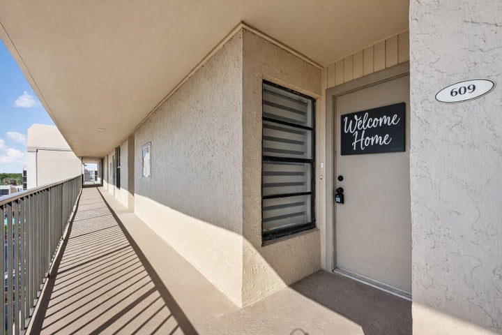 6 Royal Palm Way - Photo 3 of 8