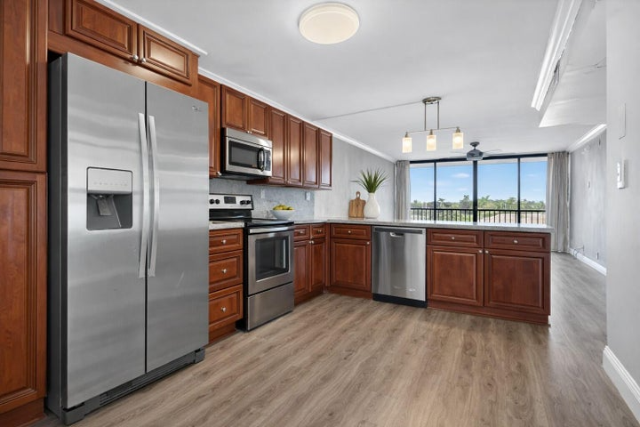 6 Royal Palm Way - Photo 4 of 8