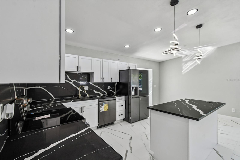 6501 Julie St - Photo 4 of 20