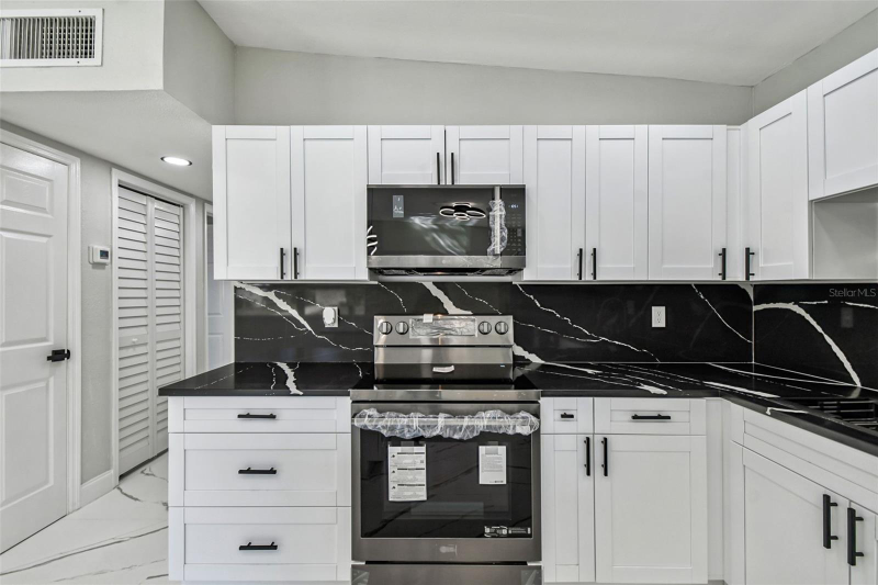 6501 Julie St - Photo 7 of 20