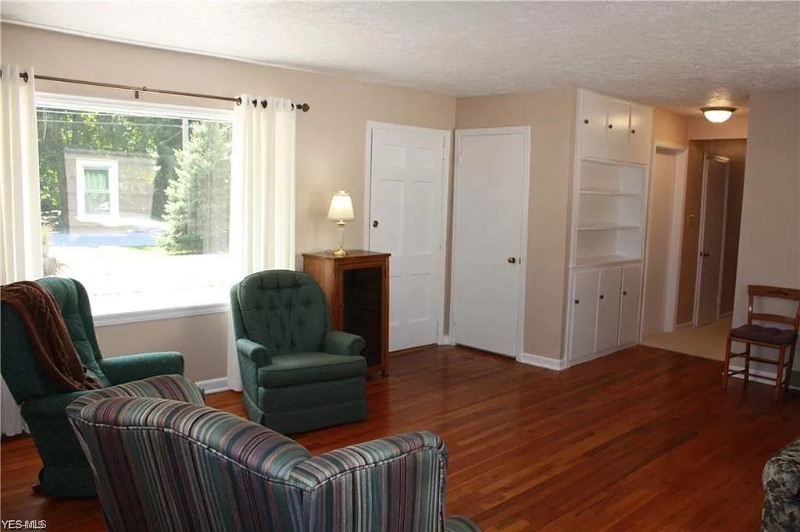 2870 Kent Rd - Photo 4 of 10