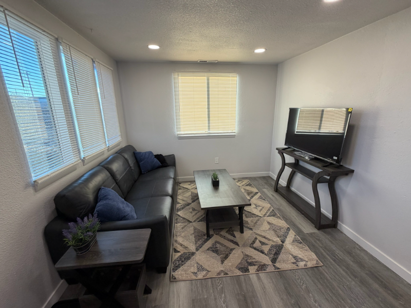 800 W 10th St - Photo 2 of 8