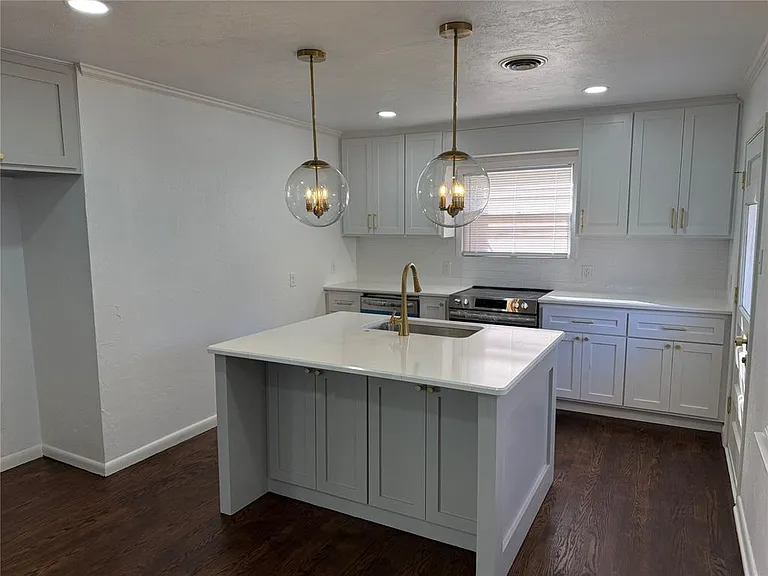 1123 W Brooks St - Photo 3 of 17