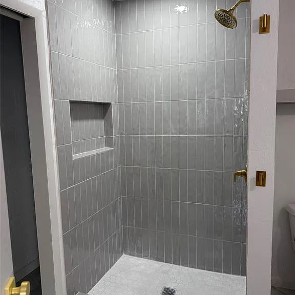 1123 W Brooks St - Photo 4 of 17