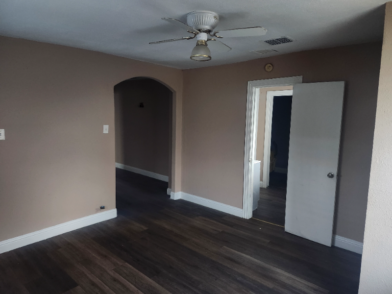 817 E Houston St #A - Photo 2 of 7