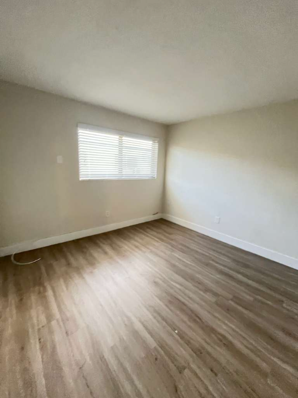 1410 Hialeah Dr - Photo 5 of 9