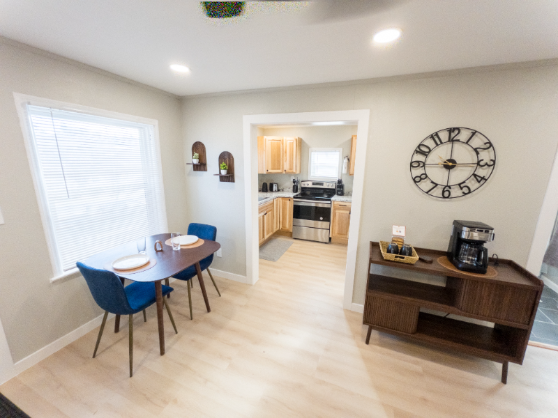 1010 California Ave - Photo 4 of 11