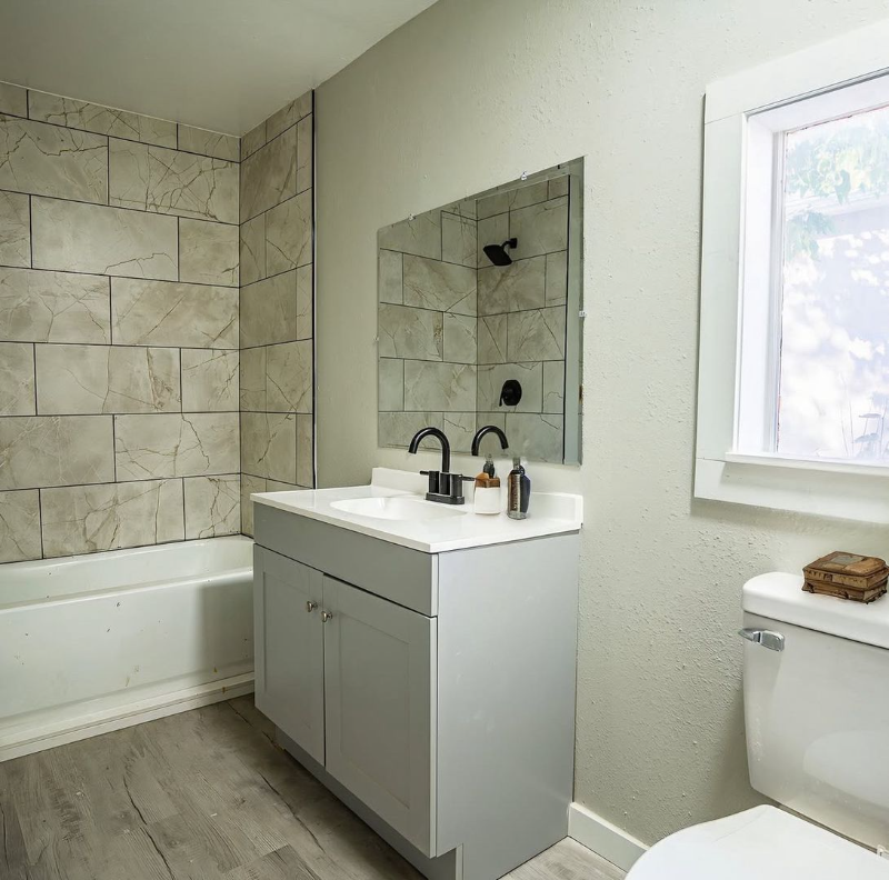 1507 W 17th St - Photo 6 of 8